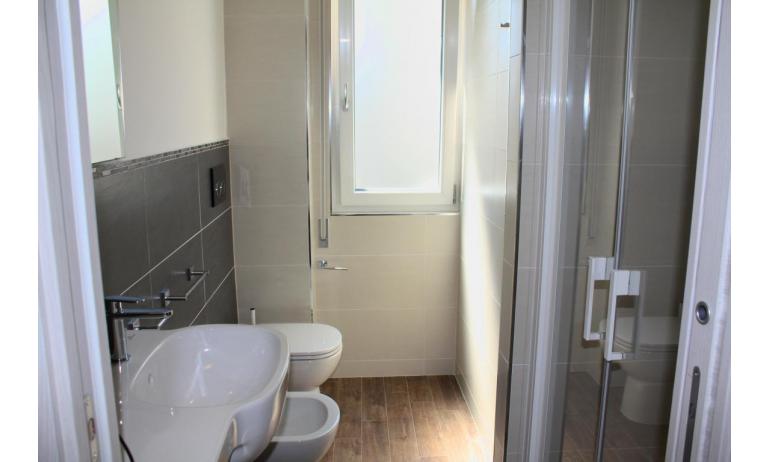 apartments MADDALENA: B4 - bathroom with a shower enclosure (example)