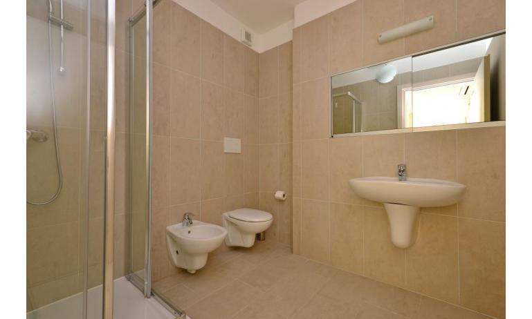 appartament FIORE: C7 - salle de bain avec cabine de douche (exemple)