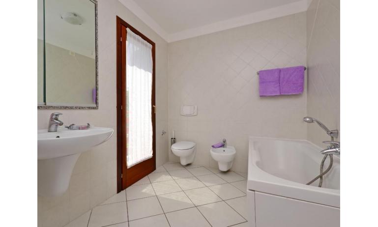 residence VILLE RIO: E10/VSMX - bagno con vasca (esempio)