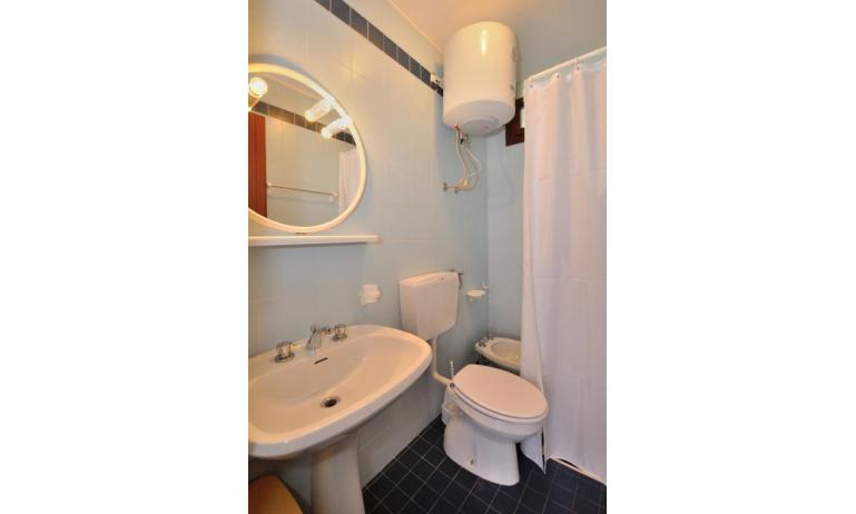 appartamenti CAVALLINO: A3 - bagno con tenda (esempio)