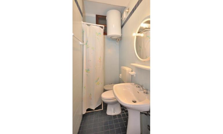appartamenti CAVALLINO: B6 - bagno con tenda (esempio)