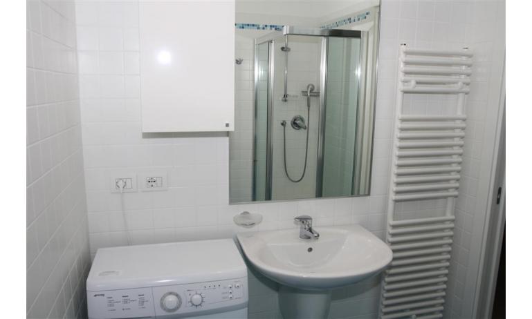 Residence MEDITERRANEE: B5 - Badezimmer mit Waschmaschine (Beispiel)