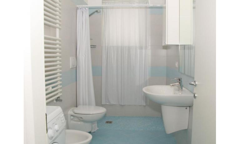 Residence MEDITERRANEE: B5 - Badezimmer mit Duschvorhang (Beispiel)