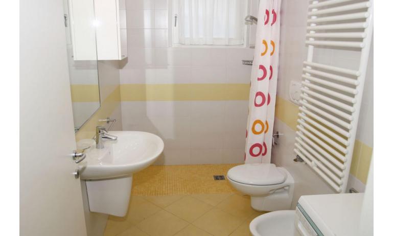 Residence MEDITERRANEE: B5 - Badezimmer mit Duschvorhang (Beispiel)