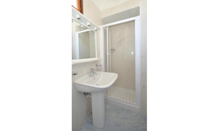 Ferienwohnungen DELFINO: C5V/1 - Badezimmer mit Duschkabine (Beispiel)