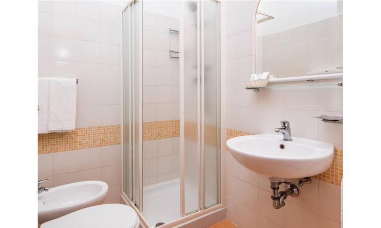 Hotel BETTINA: Standard - Badezimmer mit Duschkabine (Beispiel)