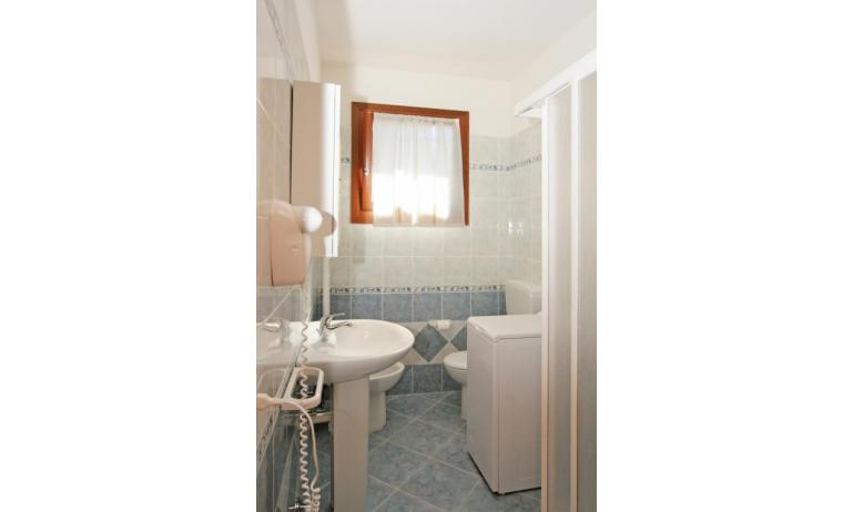 residence VILLAGGIO DEI FIORI: C6 - bagno con box doccia (esempio)