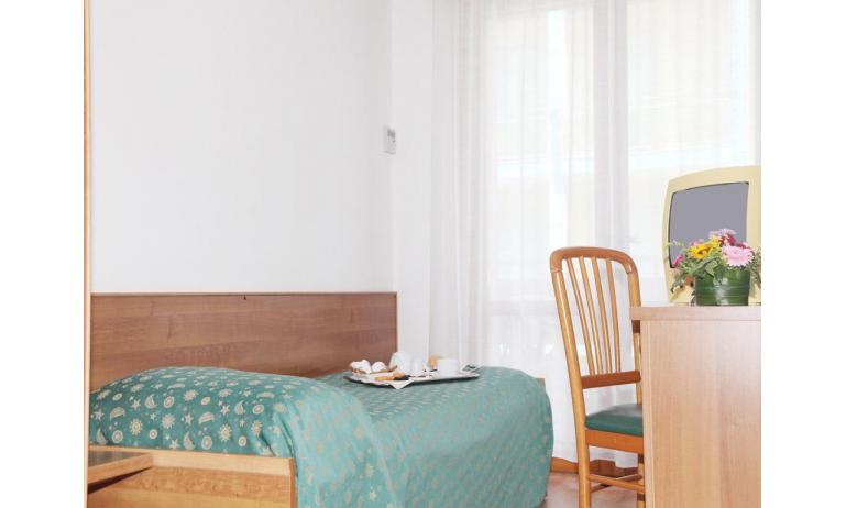 hotel PIGALLE: Standard - single bedroom (example)