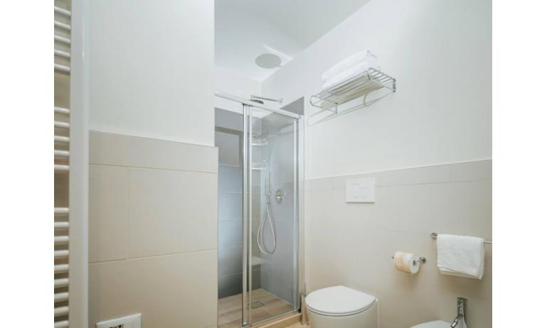 Aparthotel TOURING: BB view - Badezimmer mit Duschkabine (Beispiel)
