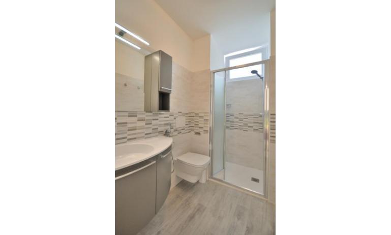 appartament STELLA: C6/1 - salle de bain avec cabine de douche (exemple)