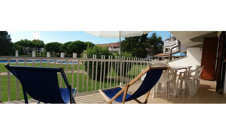 residence SELENIS: B4 - terrazzo vista piscina (esempio)