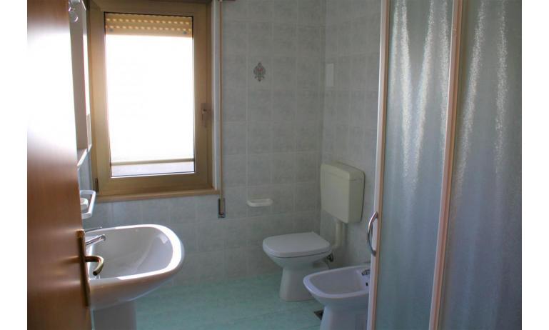 apartments VILLA NODARI: B4/4 - bathroom with a shower enclosure (example)