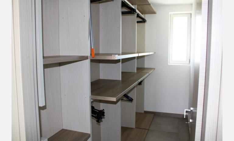 appartamenti NASHIRA: C8 - armadio (esempio)