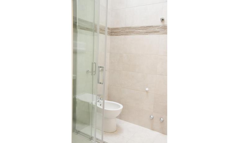 appartament Residenza GREEN MARINE: C7/2 - salle de bain avec cabine de douche (exemple)