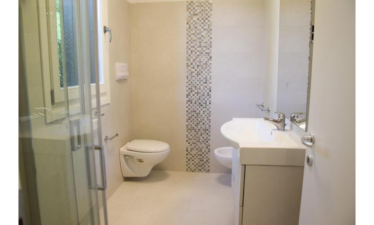 Ferienwohnungen Residenza GREEN MARINE: C8/4 - Badezimmer mit Duschkabine (Beispiel)