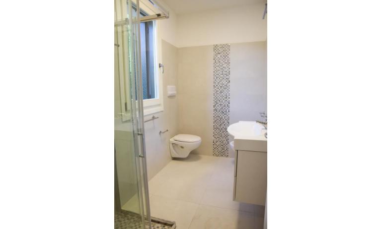 appartament Residenza GREEN MARINE: C8/4 - salle de bain avec cabine de douche (exemple)