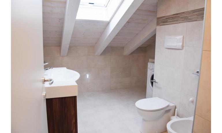 appartament Residenza GREEN MARINE: C8/4 - salle de bain avec lave-linge (exemple)