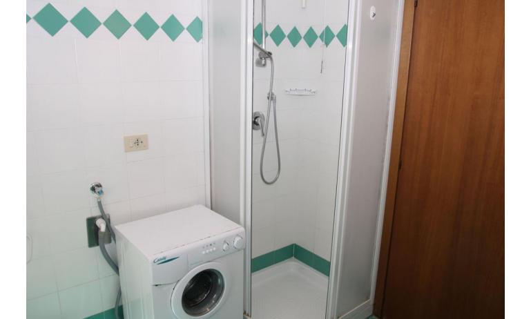 apartments VILLA MAZZON: C5 - bathroom with a shower enclosure (example)