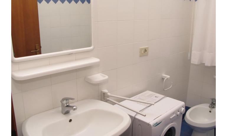 apartments VILLA MAZZON: C5 - bathroom with washing machine (example)