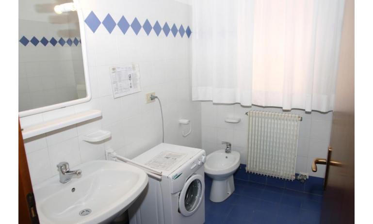 Ferienwohnungen VILLA MAZZON: C5T - Badezimmer mit Waschmaschine (Beispiel)