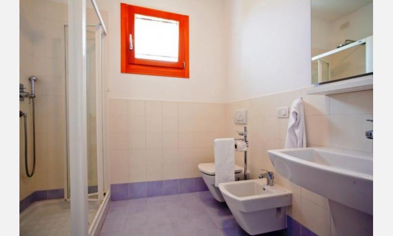 résidence VILLAGGIO A MARE: B4/H - salle de bain avec cabine de douche (exemple)