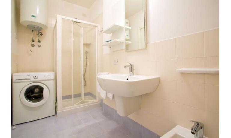 residence VILLAGGIO A MARE: C6/I - bathroom with washing machine (example)