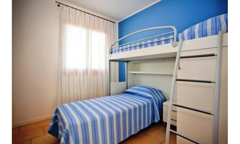 residence VILLAGGIO A MARE: C6/I - bedroom with bunk bed (example)
