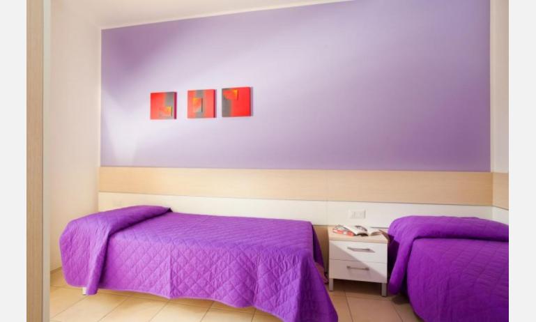 résidence VILLAGGIO A MARE: C6/L - chambre avec deux lits (exemple)
