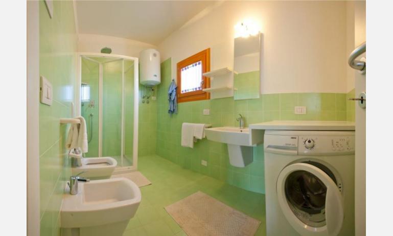 résidence VILLAGGIO A MARE: C6/L - salle de bain avec cabine de douche (exemple)