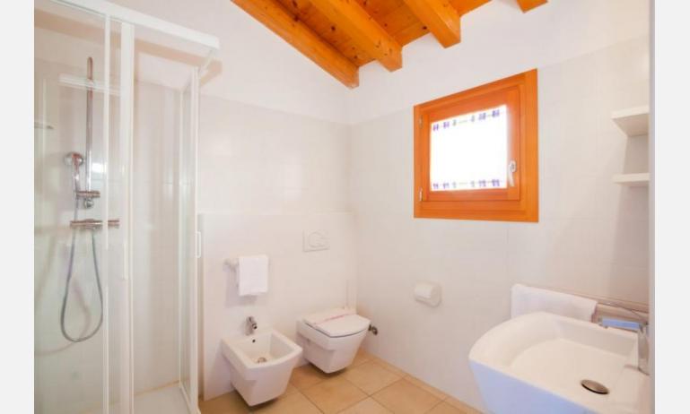 residence VILLAGGIO AMARE: D8/M - bagno con box doccia (esempio)