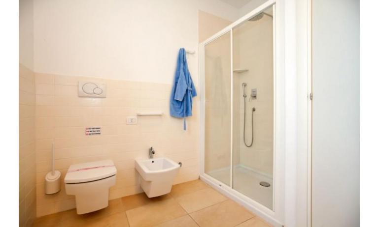 Residence VILLAGGIO A MARE: D8/N - Badezimmer mit Duschkabine (Beispiel)