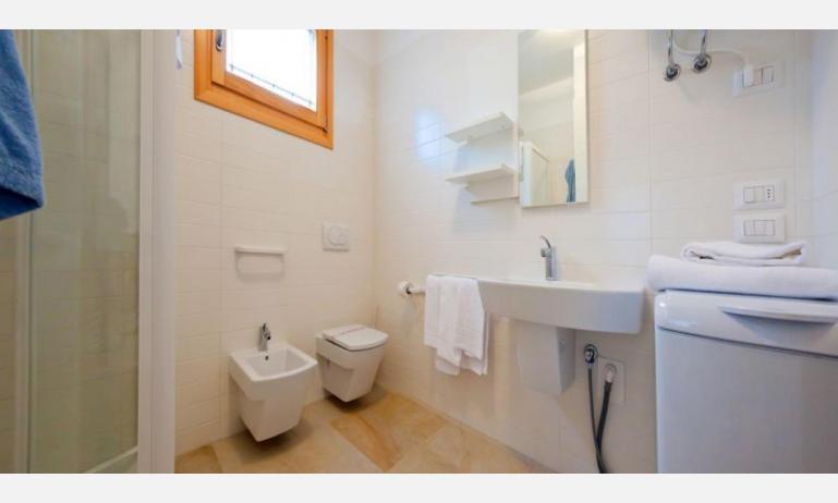 résidence VILLAGGIO LAGUNA BLU: B4/H - salle de bain avec cabine de douche (exemple)