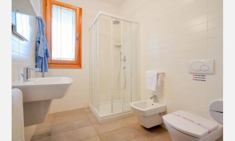 résidence VILLAGGIO LAGUNA BLU: C6/I - salle de bain avec cabine de douche (exemple)