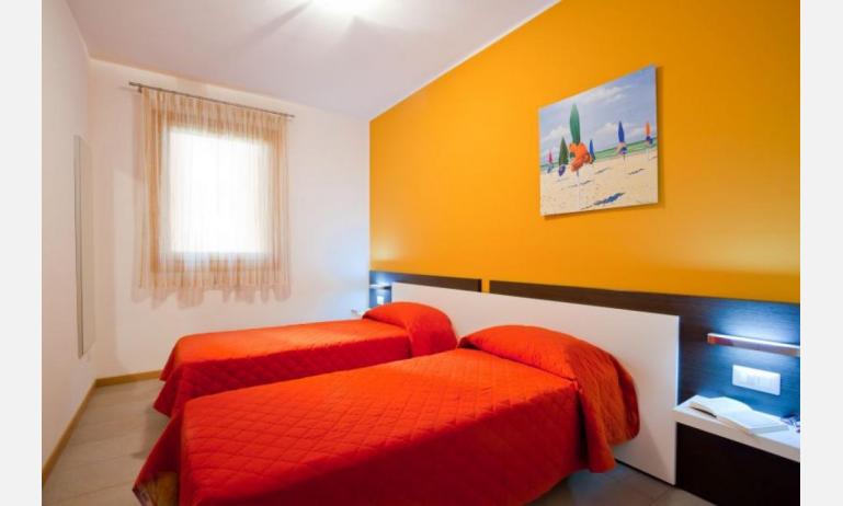 résidence VILLAGGIO LAGUNA BLU: C6/I - chambre avec deux lits (exemple)