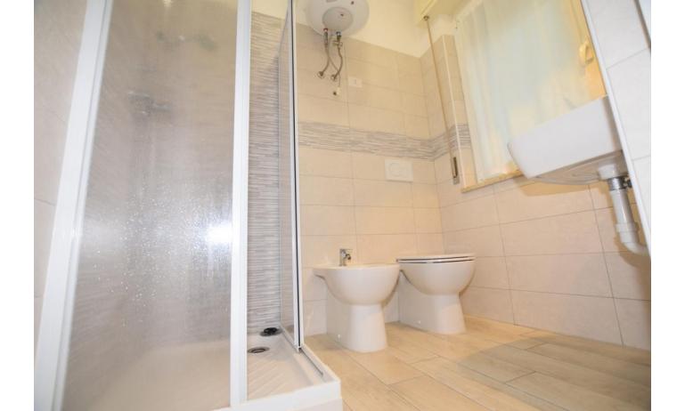 appartamenti SUNBEACH: B5/SB - bagno con box doccia (esempio)