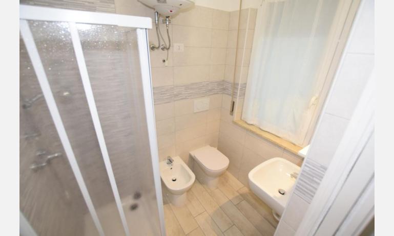 appartamenti SUNBEACH: B5SB - bagno con box doccia (esempio)