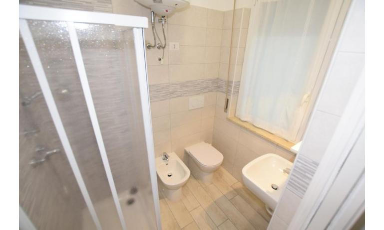 Ferienwohnungen SUNBEACH: B5/SB - Badezimmer mit Duschkabine (Beispiel)