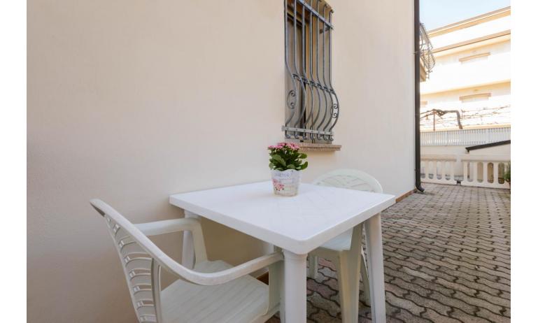 appartamenti CASA GUGLIELMO e ANNA: B5 - balcone (esempio)