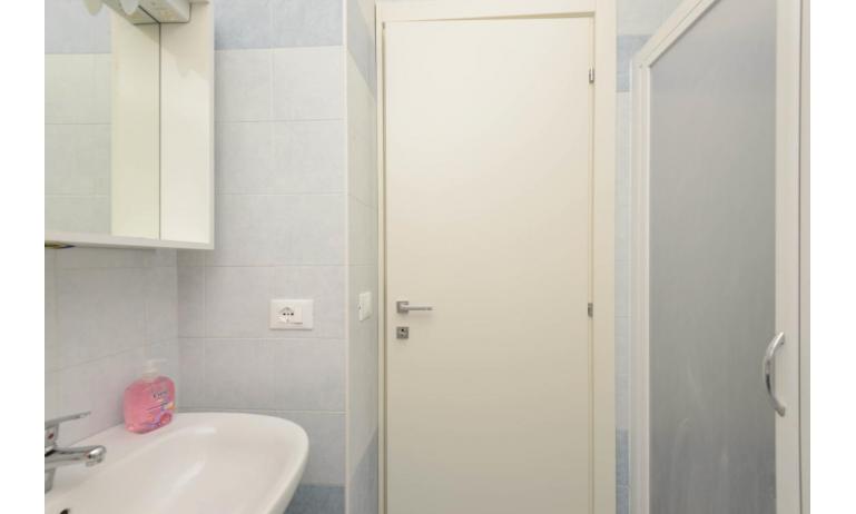 apartments VENUS: C6 - bathroom with a shower enclosure (example)