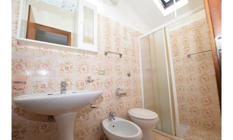 appartament VILLA FIORE CARINZIA: B5 - salle de bain avec cabine de douche (exemple)
