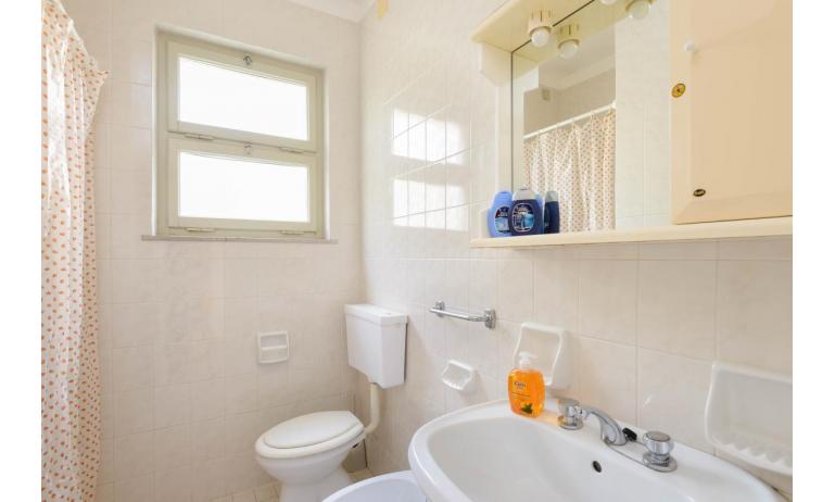 apartments VILLA LUISA: C5 - bathroom (example)