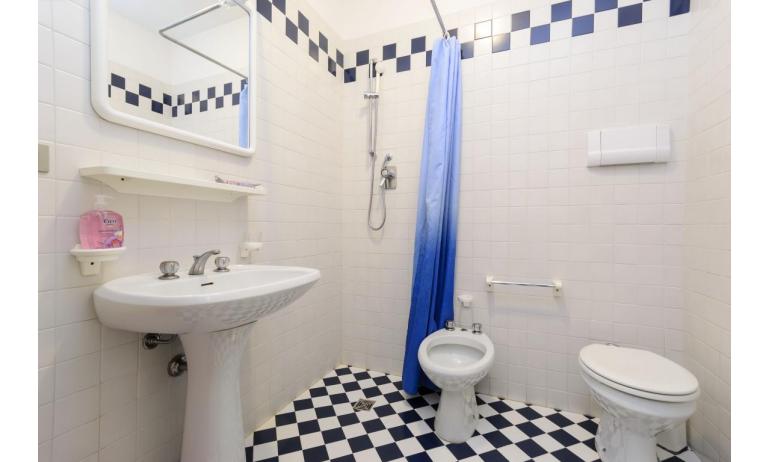 appartament SPIAGGIA: C5 - salle de bain avec rideau de douche (exemple)
