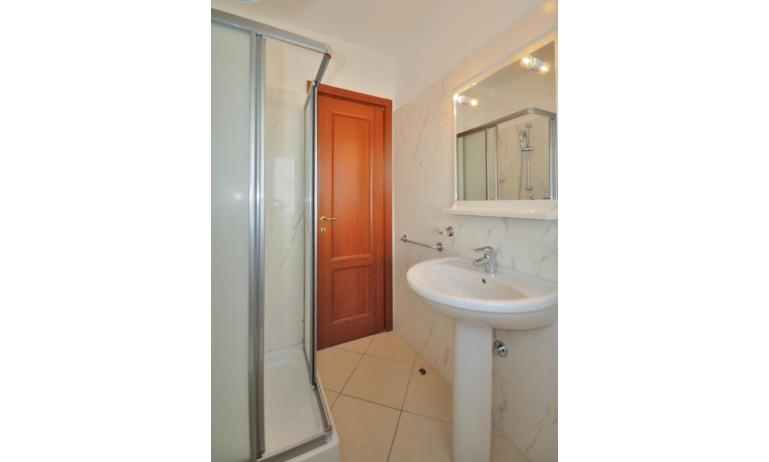 appartamenti DELFINO: B5 - bagno con box doccia (esempio)