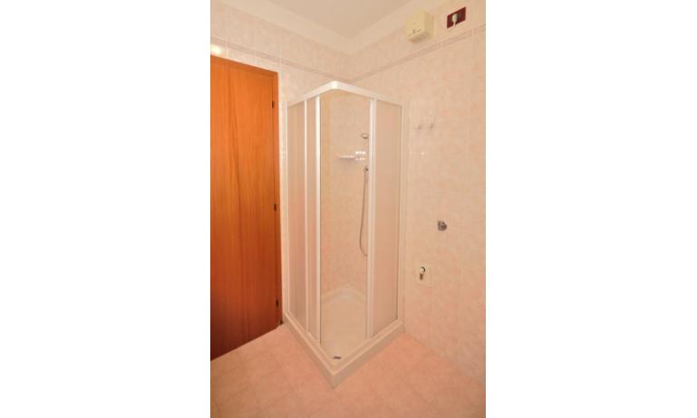 Residence LIDO DEL SOLE 1: B5 - Badezimmer mit Duschkabine (Beispiel)