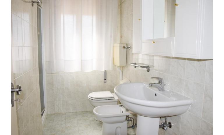 Ferienwohnungen VILLA VANIA: B4/np - Badezimmer mit Duschkabine (Beispiel)