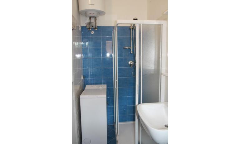 Ferienwohnungen SOLVEIG: B4 - Badezimmer mit Duschkabine (Beispiel)