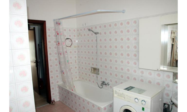 apartments NEREIDI: C7 - bathroom with bathtub (example)
