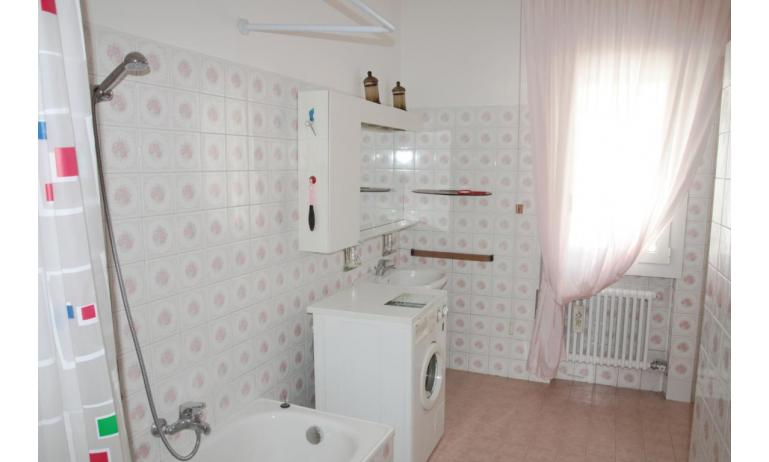 apartments NEREIDI: C7 - bathroom with washing machine (example)