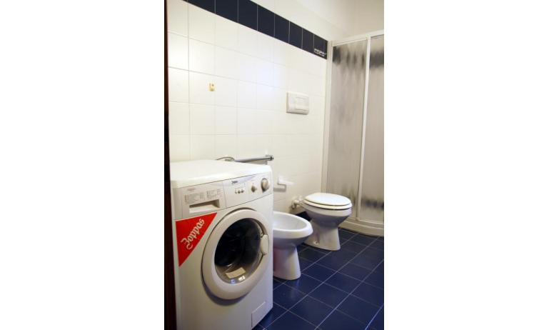 Ferienwohnungen JOLLY: B6 - Badezimmer mit Waschmaschine (Beispiel)