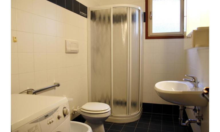 Ferienwohnungen JOLLY: B6 - Badezimmer mit Duschkabine (Beispiel)